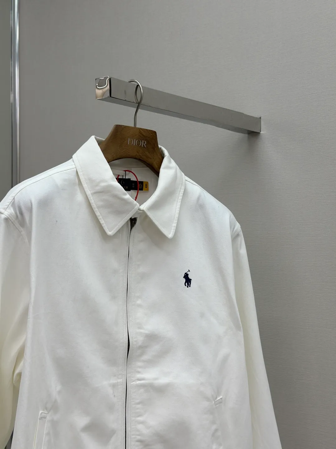 P480 Ralph Lauren embroidered zipper jacket. Customized cloud-velvet white twill cotton. Soft and silky. Comfortable against the skin. Dressed in pure white. Exuding innate elegance. Exquisite indigo pony logo embellished with it. Fully recognizable. Bringing an atmosphere of freedom and vitality. Pure and smart color symphony. Reconstructing classics with neat silhouettes and defining modern relaxation with versatile genes. Process 1: Using imported machine embroidery technology. Use advanced computer control systems and precision mechanical components to achieve iconic pony embroidery operations with high precision and smooth and delicate lines. Process 2: Template machine bag opening. The preset template guides the position, shape and size of the bag opening. The accuracy ensures the quality of the bag opening effect. Process 3: The hem is made in one go using a three-needle waist-drawing machine. The elastic band and fabric are sewn together in the same process using the machine's special needle position and feeding mechanism. The three-needle design is stronger and can evenly distribute pressure. Ensure that the elastic band and the fabric are closely attached. Process 4: The fabrics are washed carefully and have a better hand feel. Not easy to deform, not easy to shrink, not easy to fade, and maintain long-term beauty. Accessories: Customized Ralph Lauren engraved buckle, Customized Ralph Lauren bronze zipper, Customized Ralph Lauren trademark. Version: Fitted version. Size: S M L XL